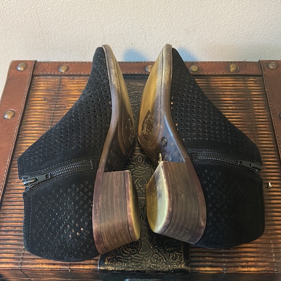 Lucky Brand Baylah Suede Perforated Ankle Bootie - Picture 4 of 6